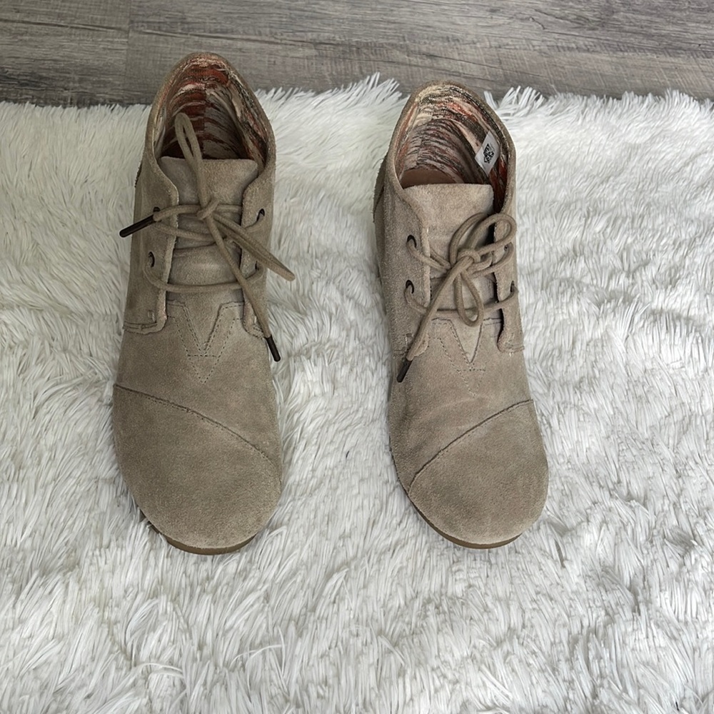 TOMS DESERT WEDGE SHOES‎ TAUPE TAN SUEDE LACE UP